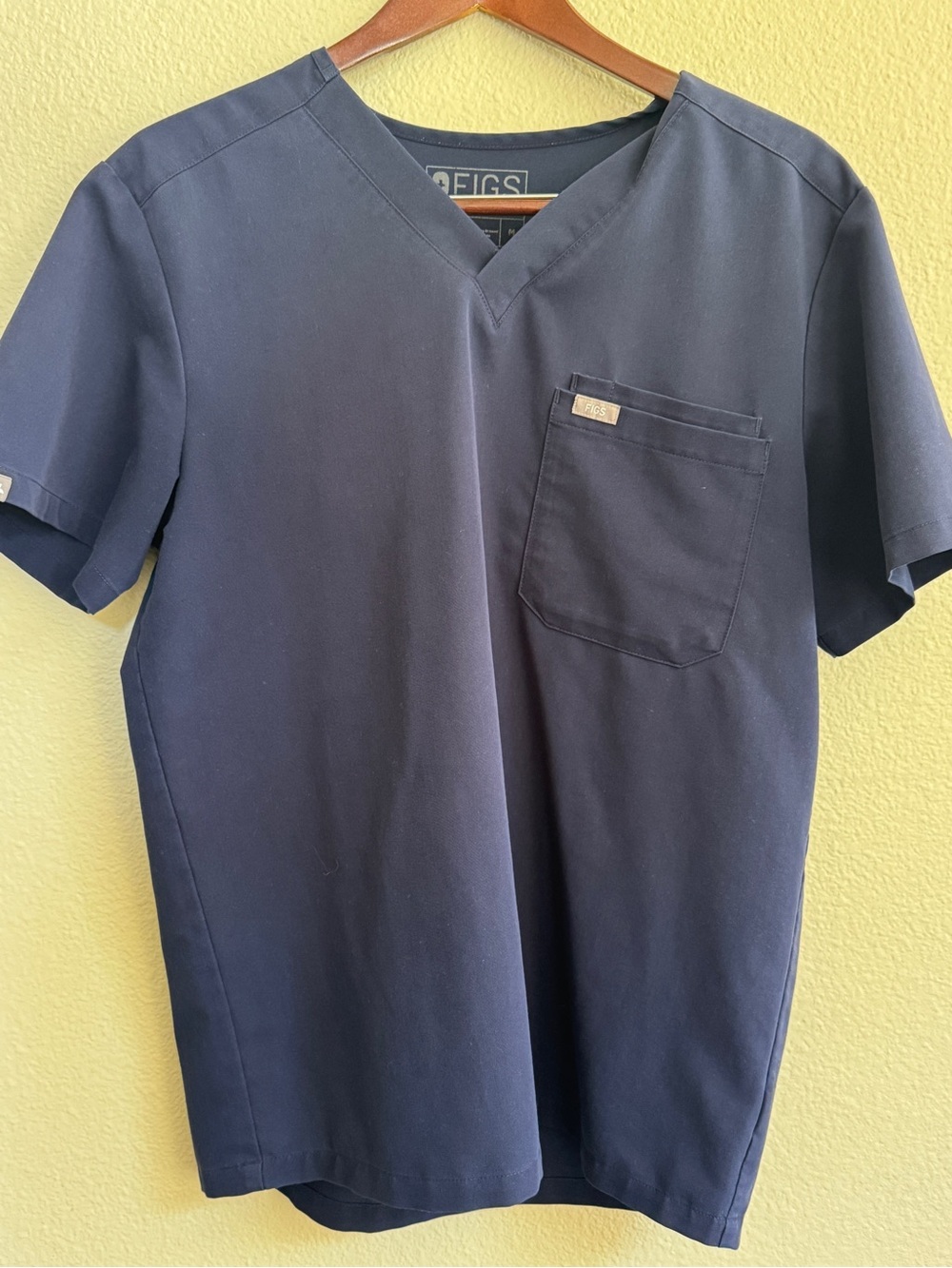 FIGS Men's Scrub Set - 1 shirt + 2 pants
